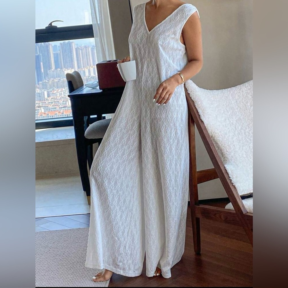 Chic White Sleeveless Jumpsuit with Delicate Details - Picture 4 of 10